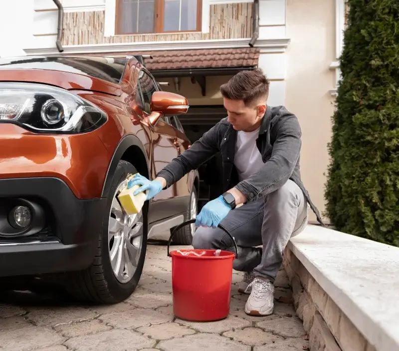 Lavage auto à domicile Boussais : professionnel intervenant sur un véhicule